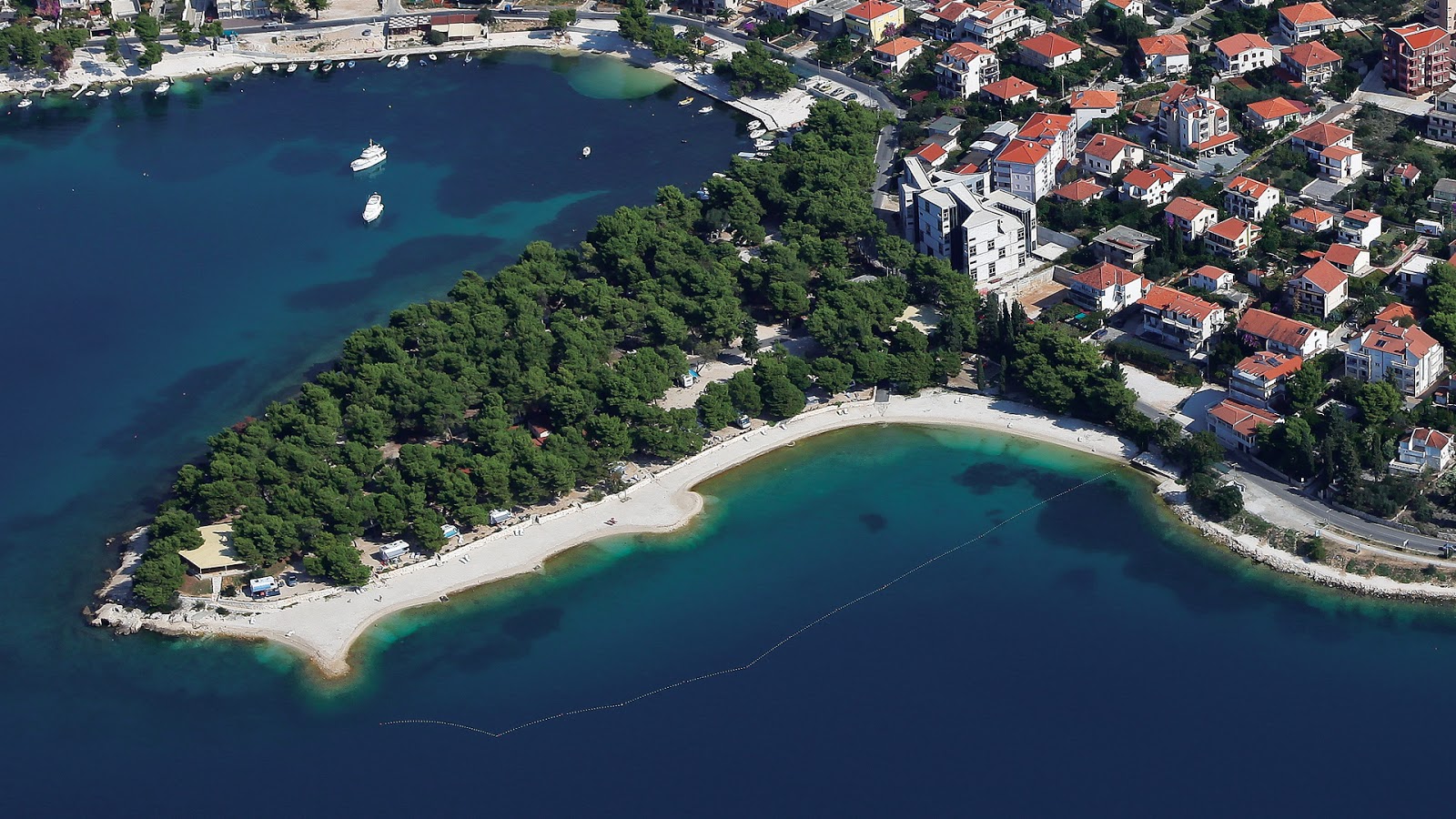 Foto af Okrug beach med små multi -bugter