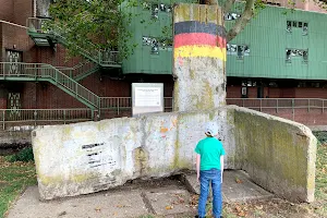 Denkmal zum Fall der Berliner Mauer image