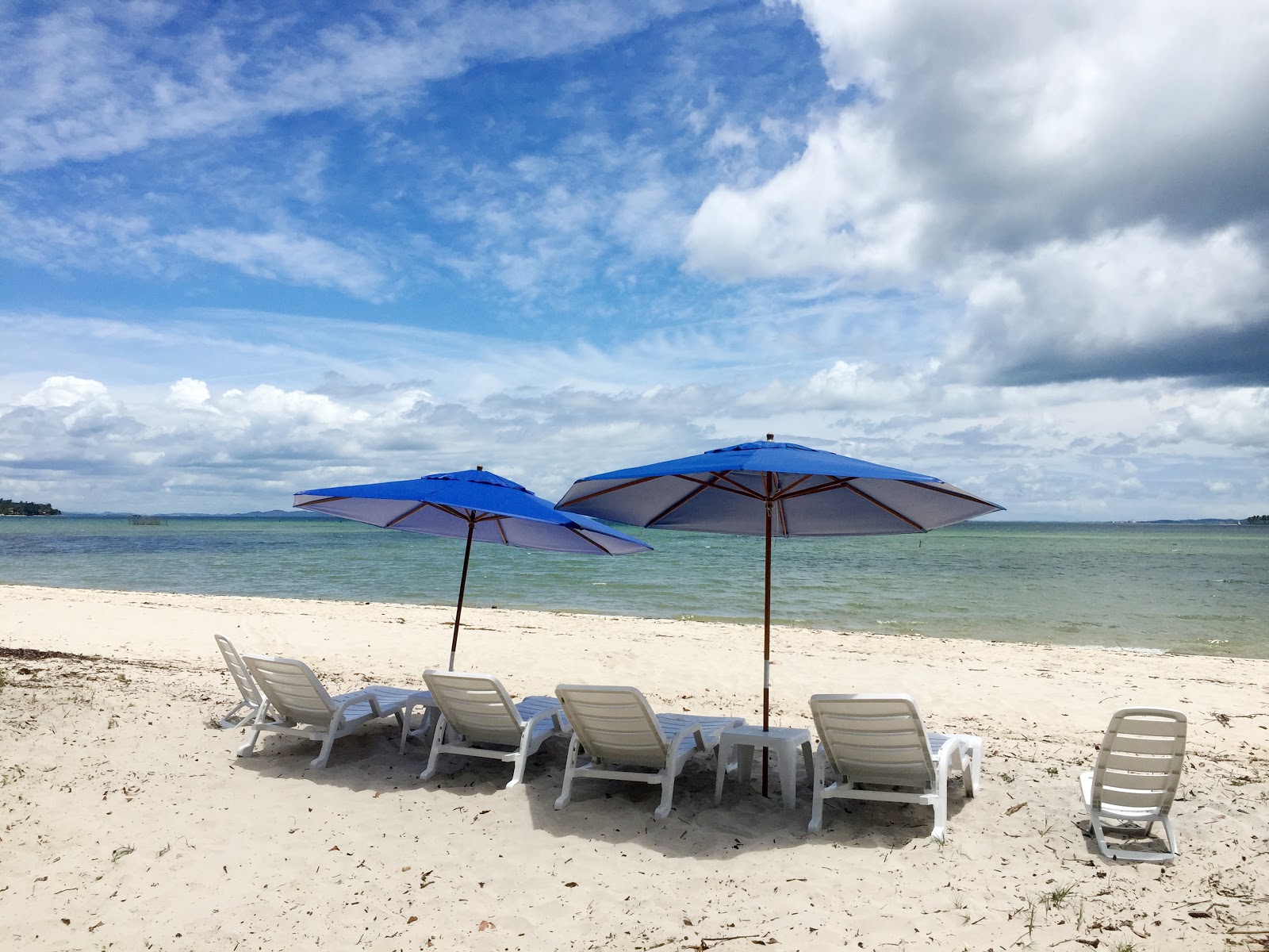 Foto von Praia de Monte Cristo - Linda Praia mit beiger sand Oberfläche