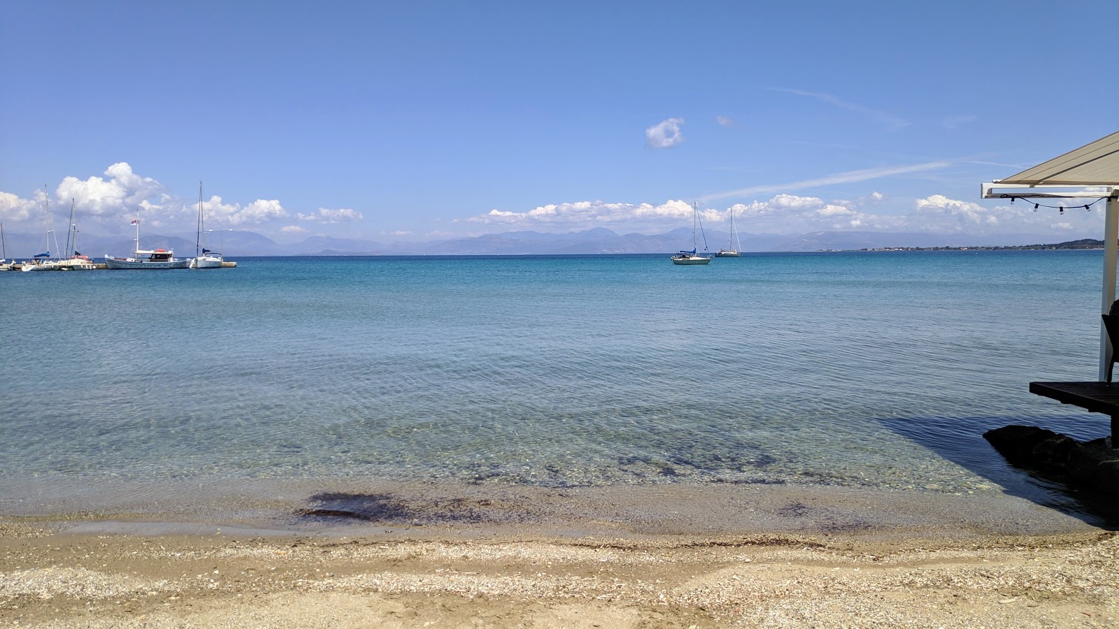 Fotografija Paralia Petriti z turkizna čista voda površino