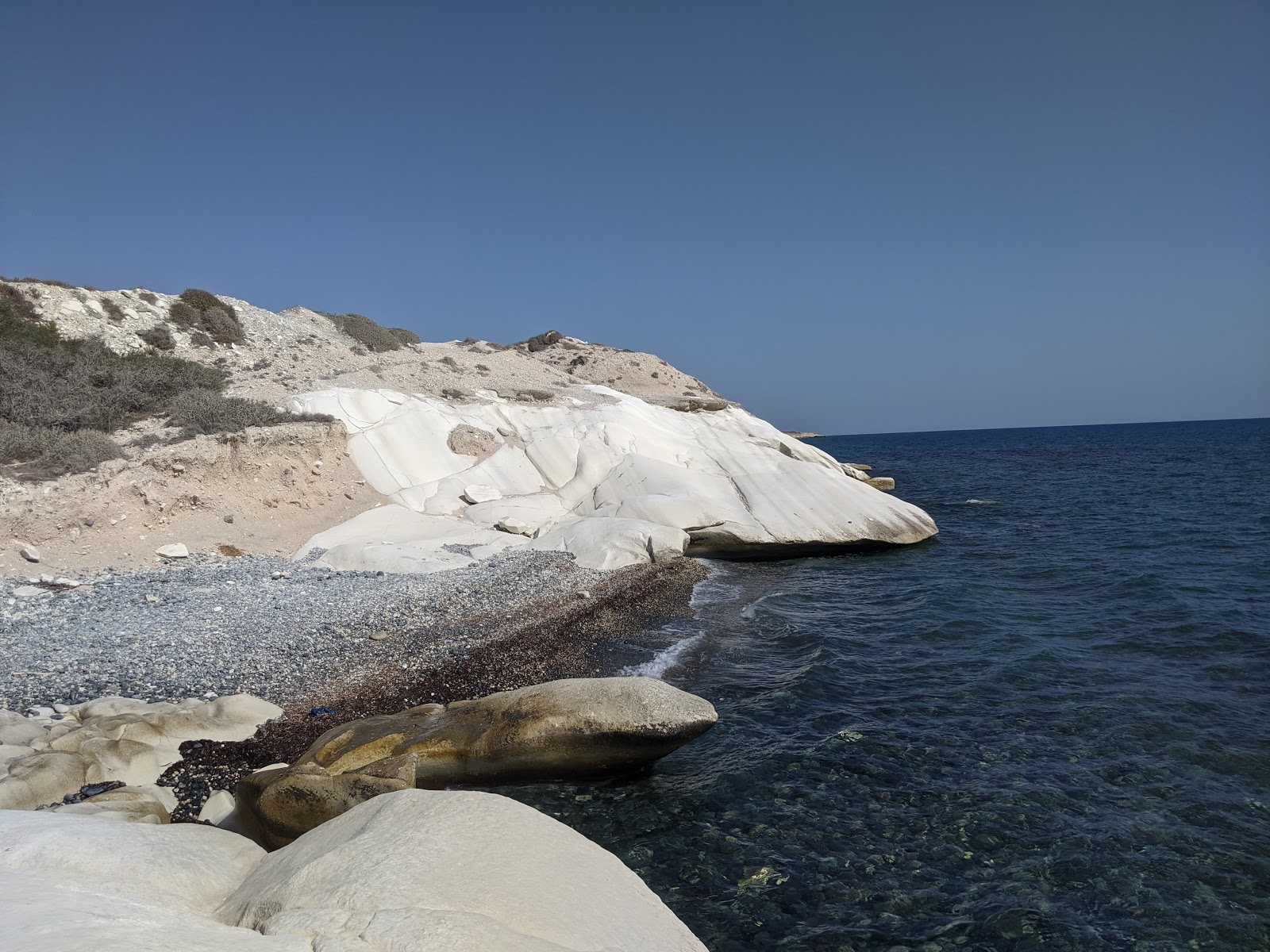 Foto von White & Rocky Beach mit graue kiesel Oberfläche