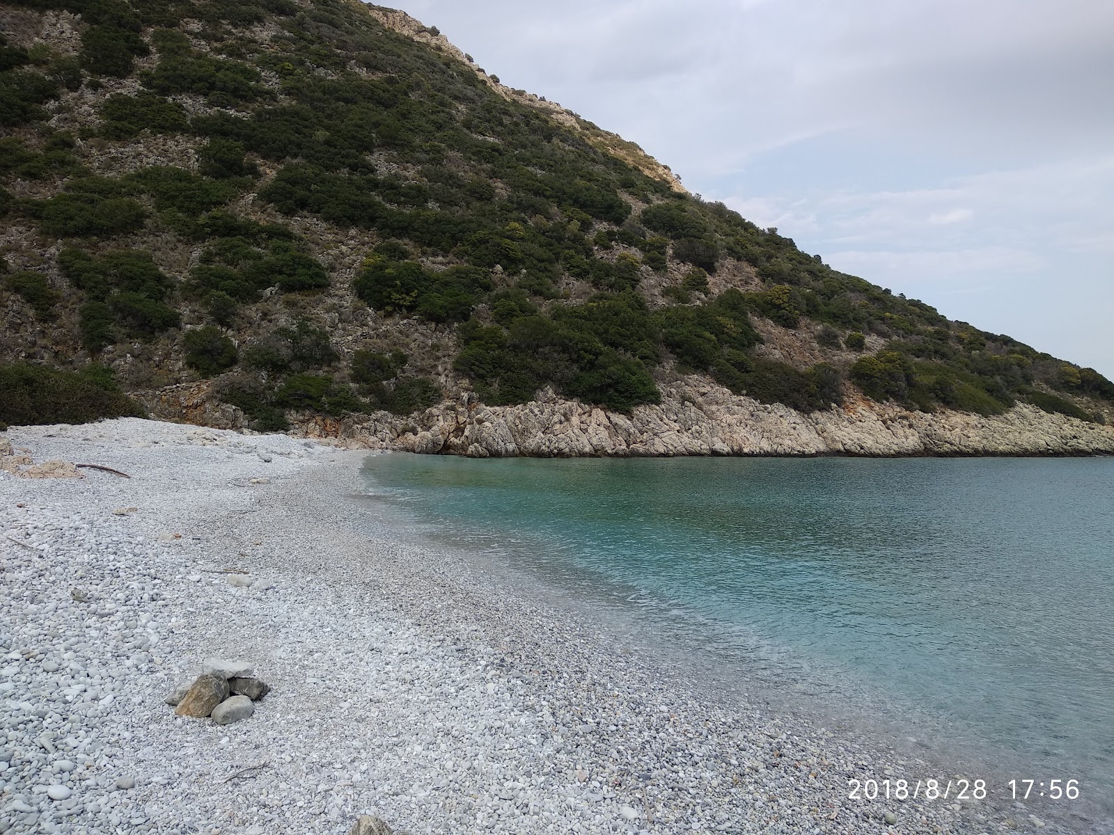 Antrogialos beach的照片 带有小海湾