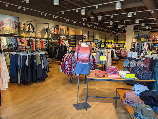 Clothing Store «Eddie Bauer Outlet», reviews and photos, 18501 Outlet Blvd #300, Chesterfield, MO 63005, USA