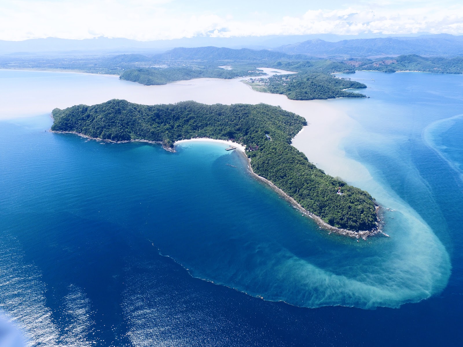 Foto van Usukan Island Beach voorzieningenruimte