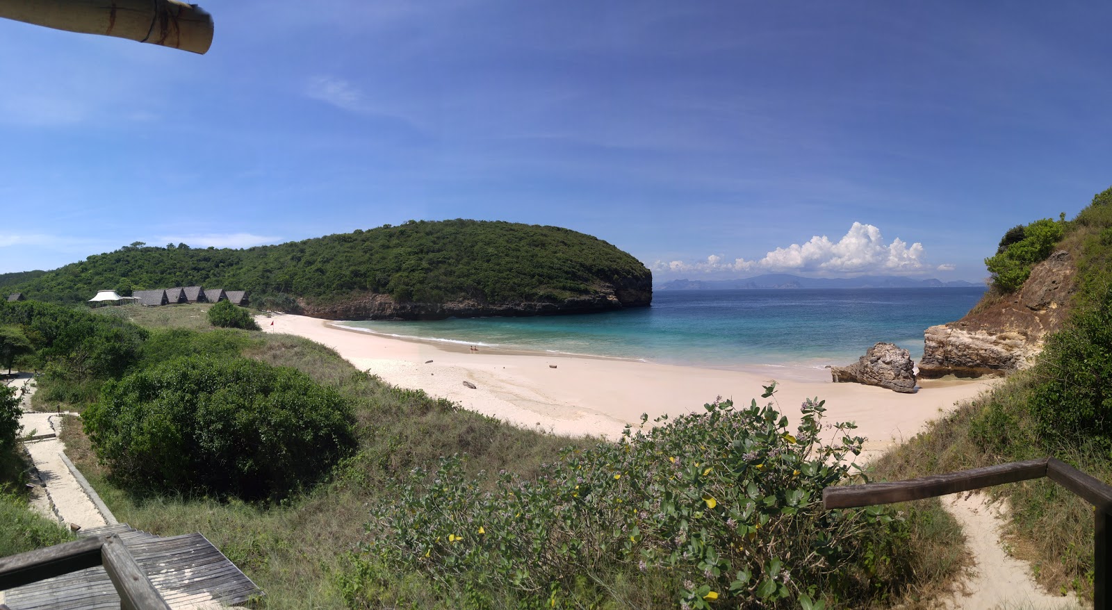Foto von Jeeva Beloam Camp Beach von Klippen umgeben