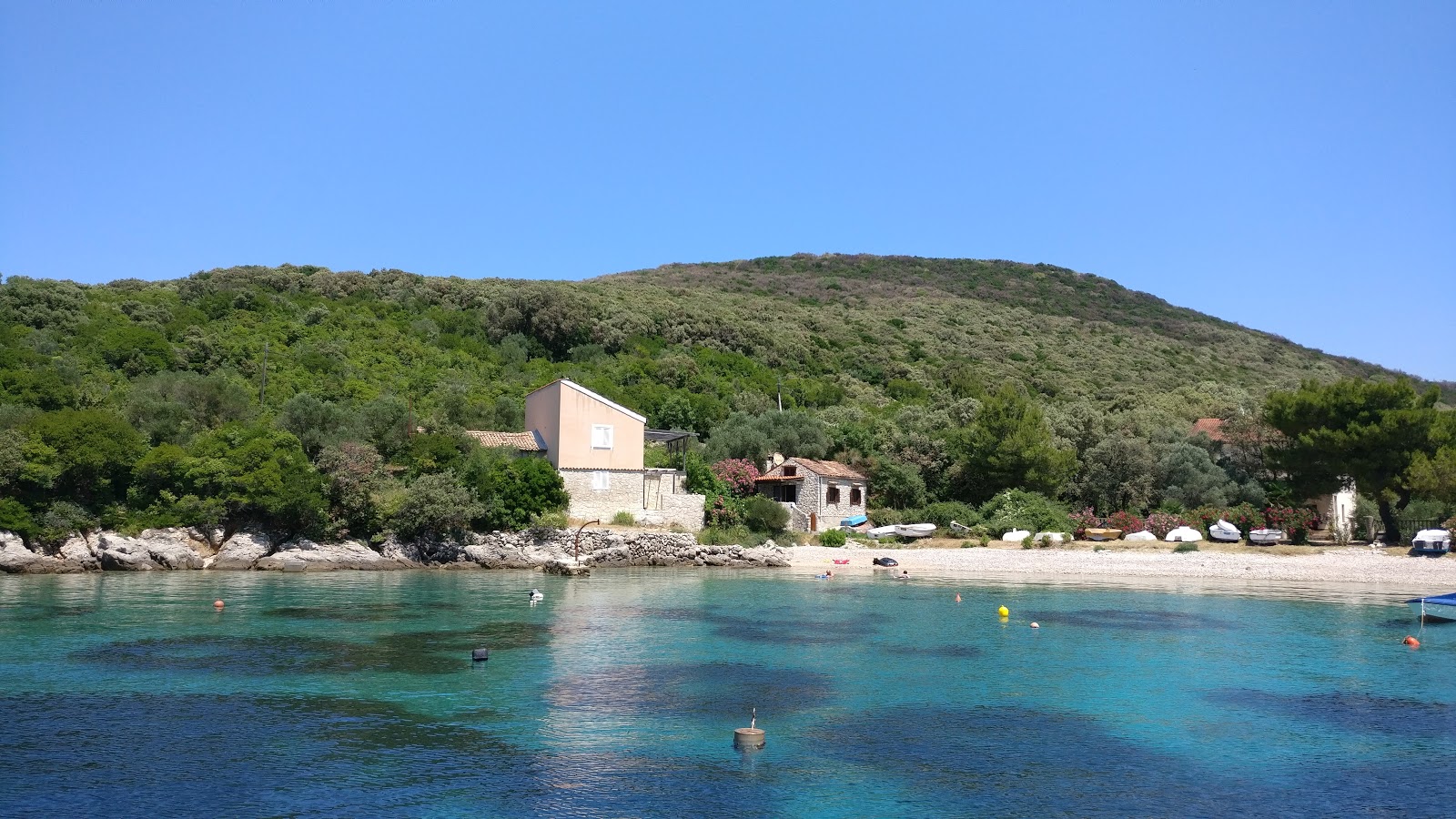 Foto von Merascica beach mit türkisfarbenes wasser Oberfläche