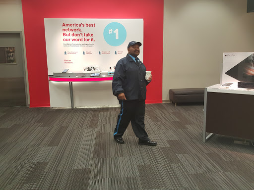 Cell Phone Store «Verizon», reviews and photos, 8919 Woodyard Rd b, Clinton, MD 20735, USA