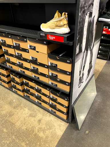 Clothing Store «Nike Factory Store», reviews and photos, 102 The Arches Cir, Deer Park, NY 11729, USA
