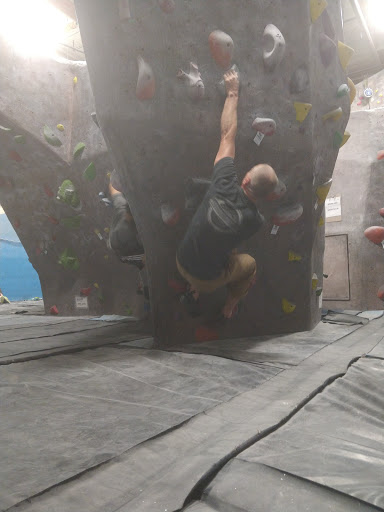 Rock Climbing Gym «Hangar 18 Indoor Climbing Gym - East Riverside», reviews and photos, 2111 Iowa Ave, Riverside, CA 92507, USA