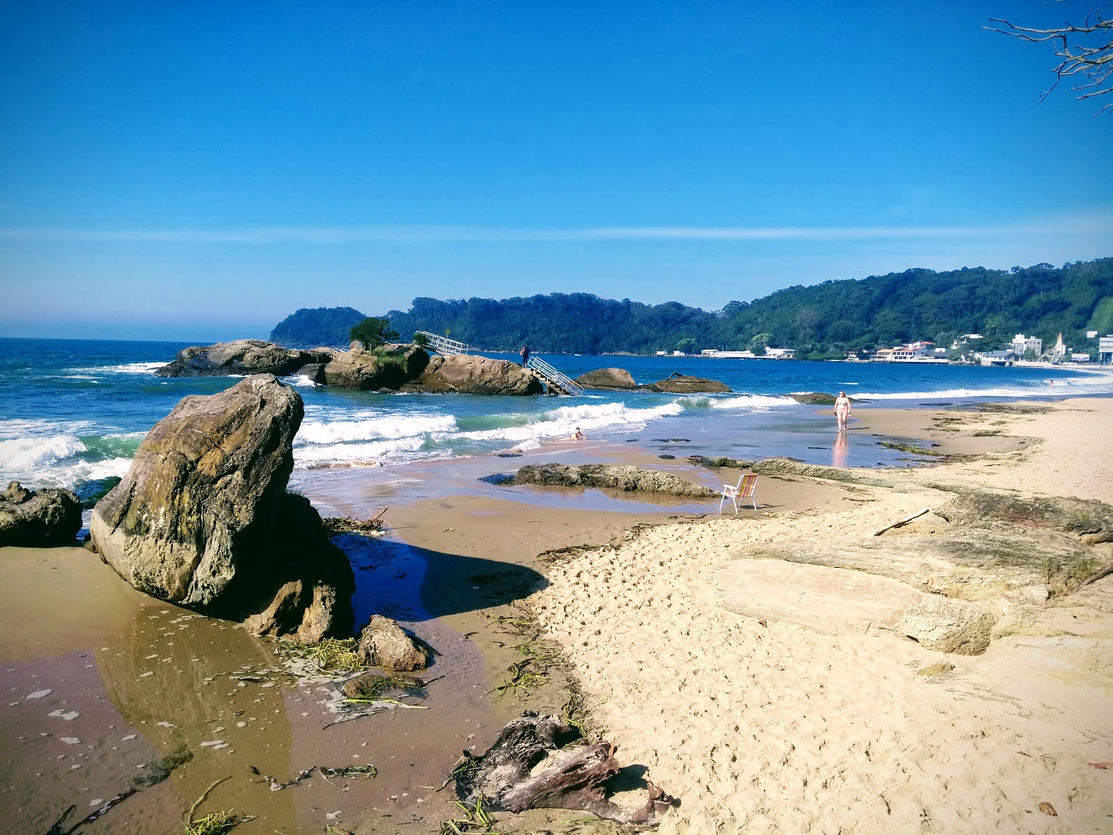 Valokuva Praia de Cabecudasista. tukeutunut kallioilla