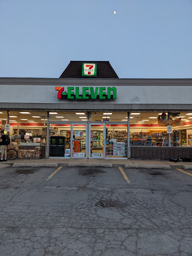 7-Eleven, 326 W Liberty Dr, Wheaton, IL 60187, USA, 