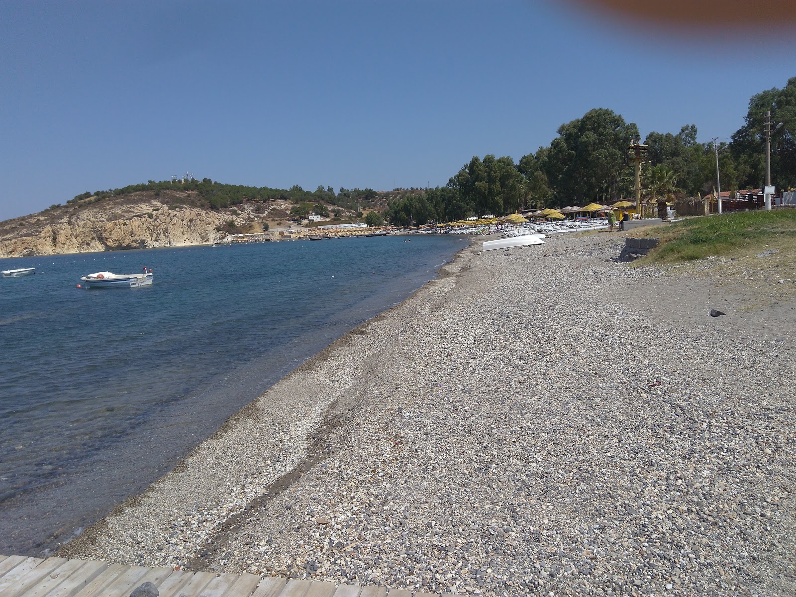 Foto von Mersinaki beach von Klippen umgeben