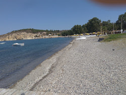 Foto von Mersinaki beach von Klippen umgeben