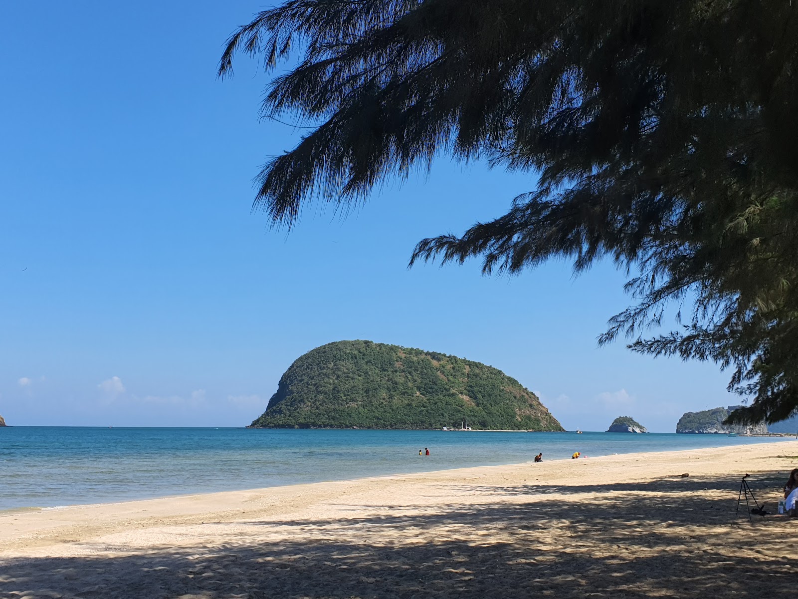 Foto de Sam Roi Yot Beach con parcialmente limpio nivel de limpieza