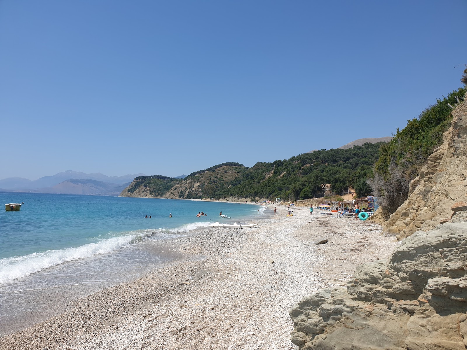 Φωτογραφία του Shpellave e Lukoves με ψιλή άμμος και βότσαλο επιφάνεια