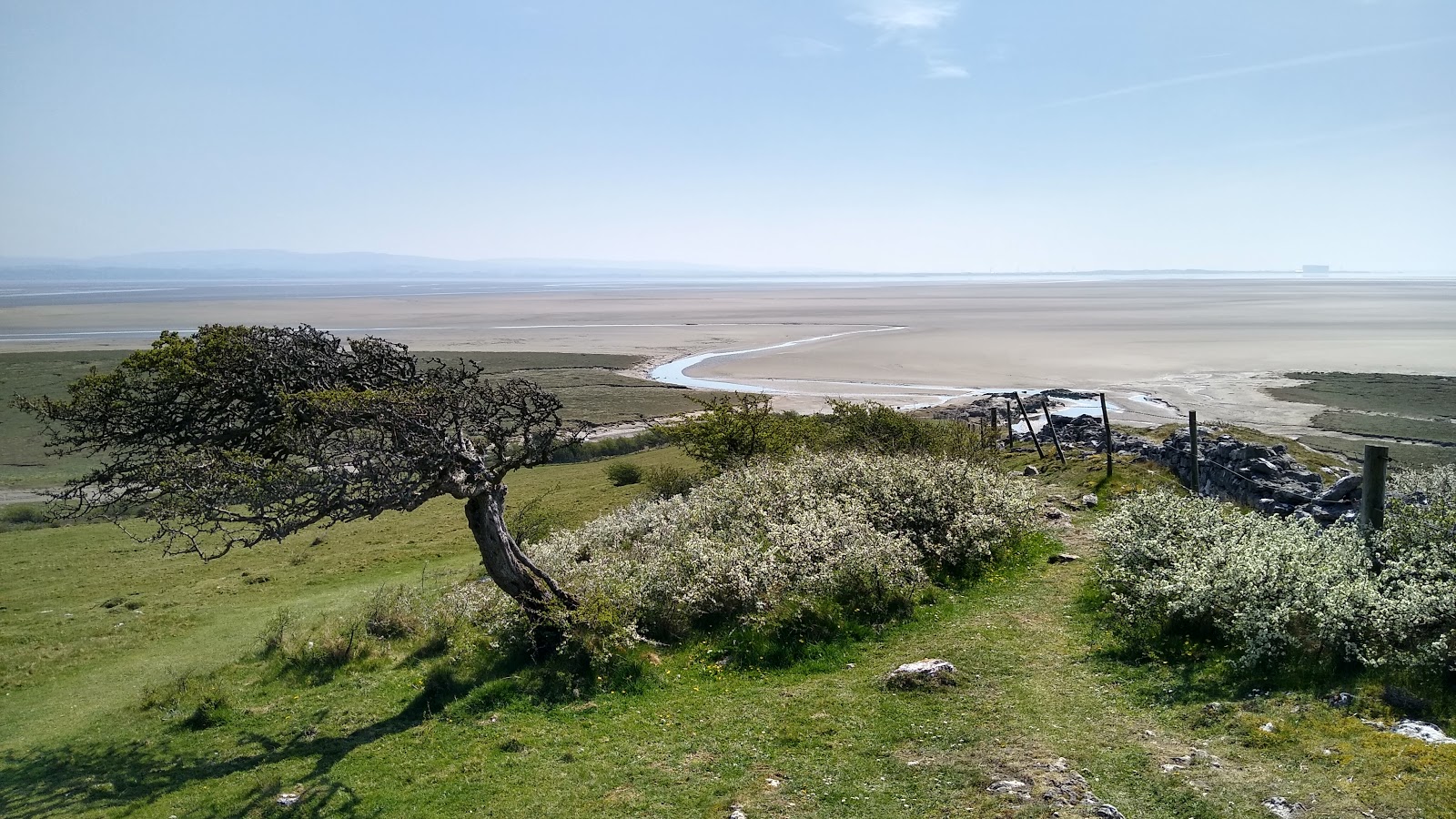 Photo de Humphrey Head Beach entouré de montagnes