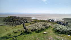Photo de Humphrey Head Beach entouré de montagnes