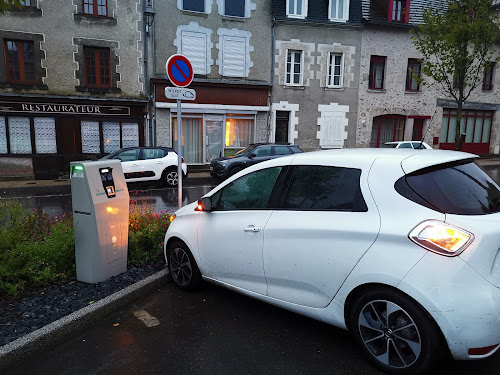 Borne de recharge de véhicules électriques New Motion Charging Station La Souterraine