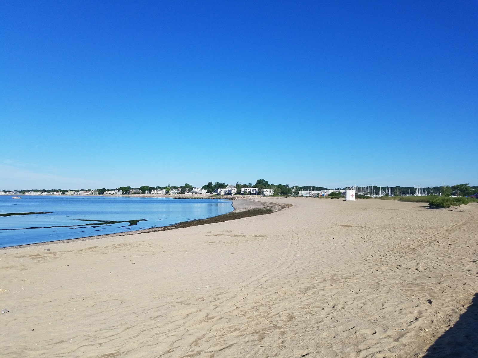 Fotografie cu Gulf Beach cu o suprafață de nisip ușor și pietricel