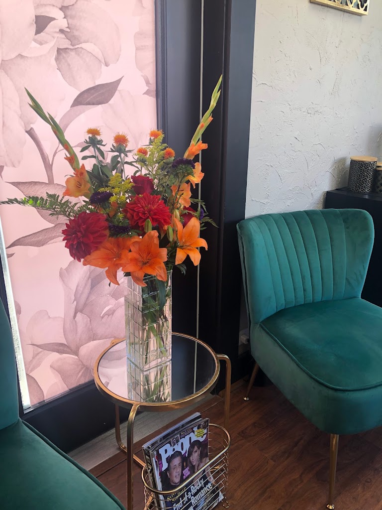 Luxe Salon 98290