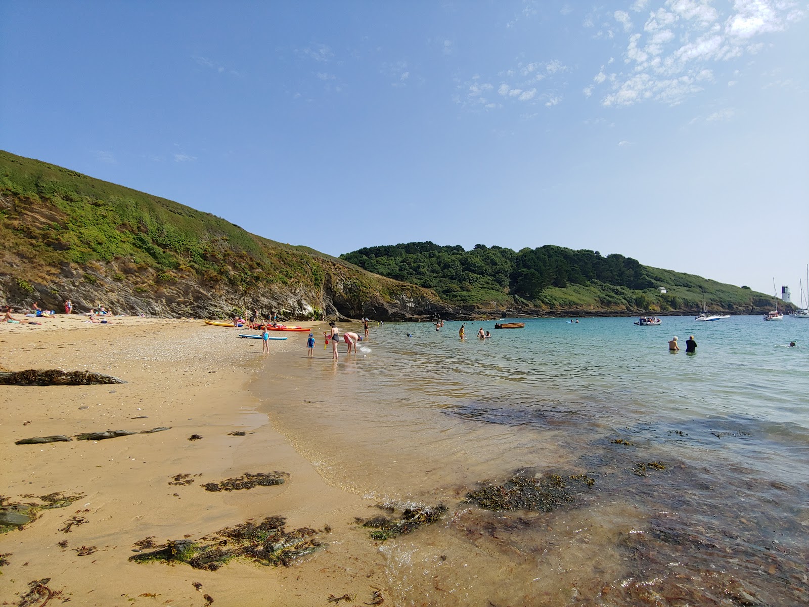 Foto de Molunan beach con arena beige superficie