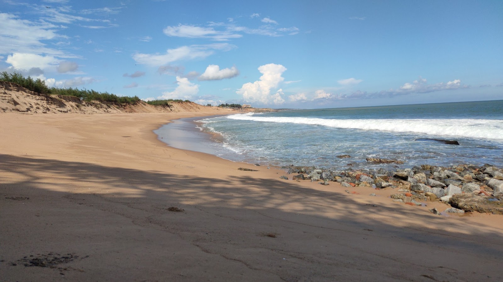 Fotografija Gopalpur Port Beach z svetel pesek površino