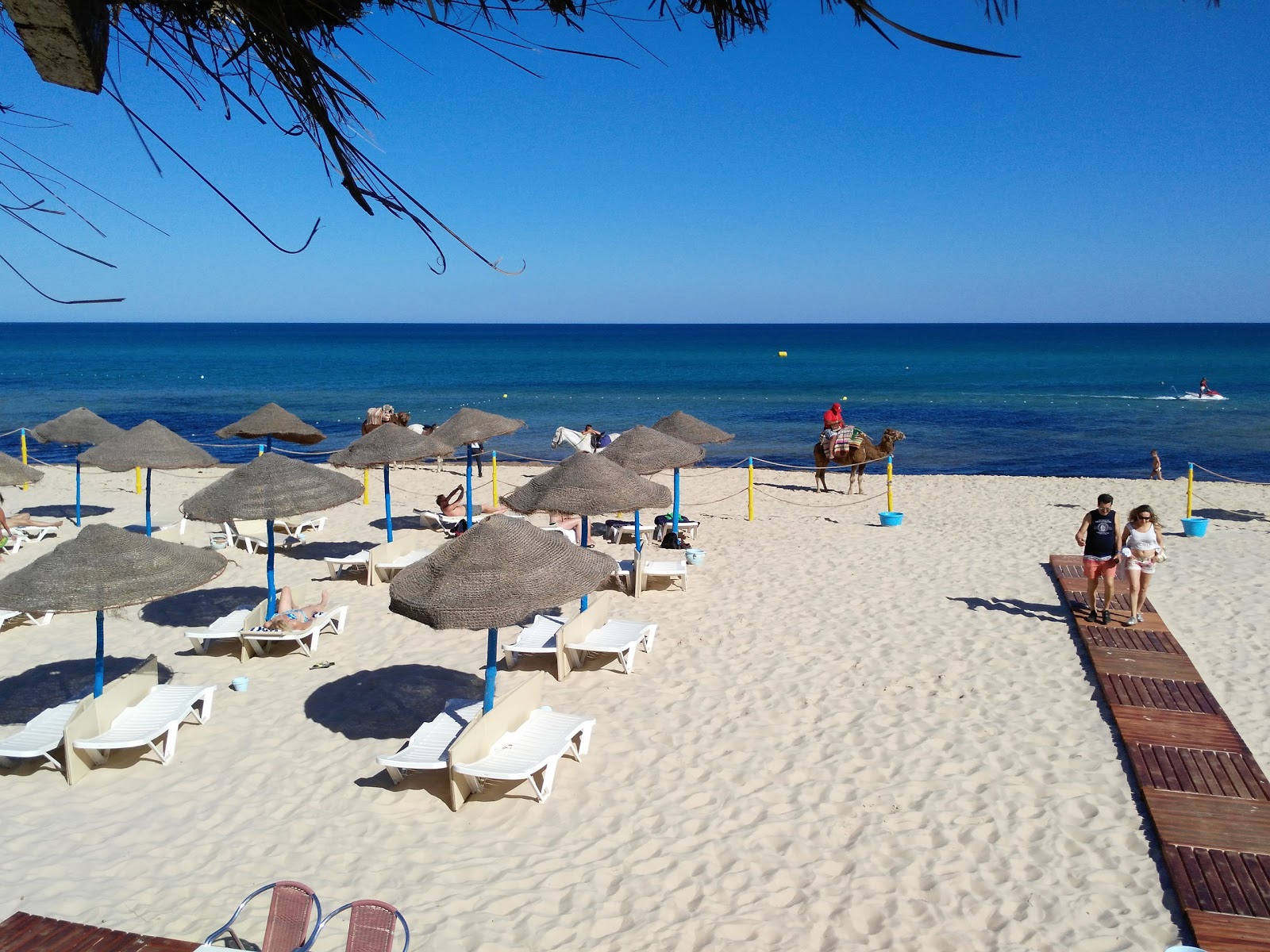 Foto de Plage Jinene Hammamet com areia bege fina superfície