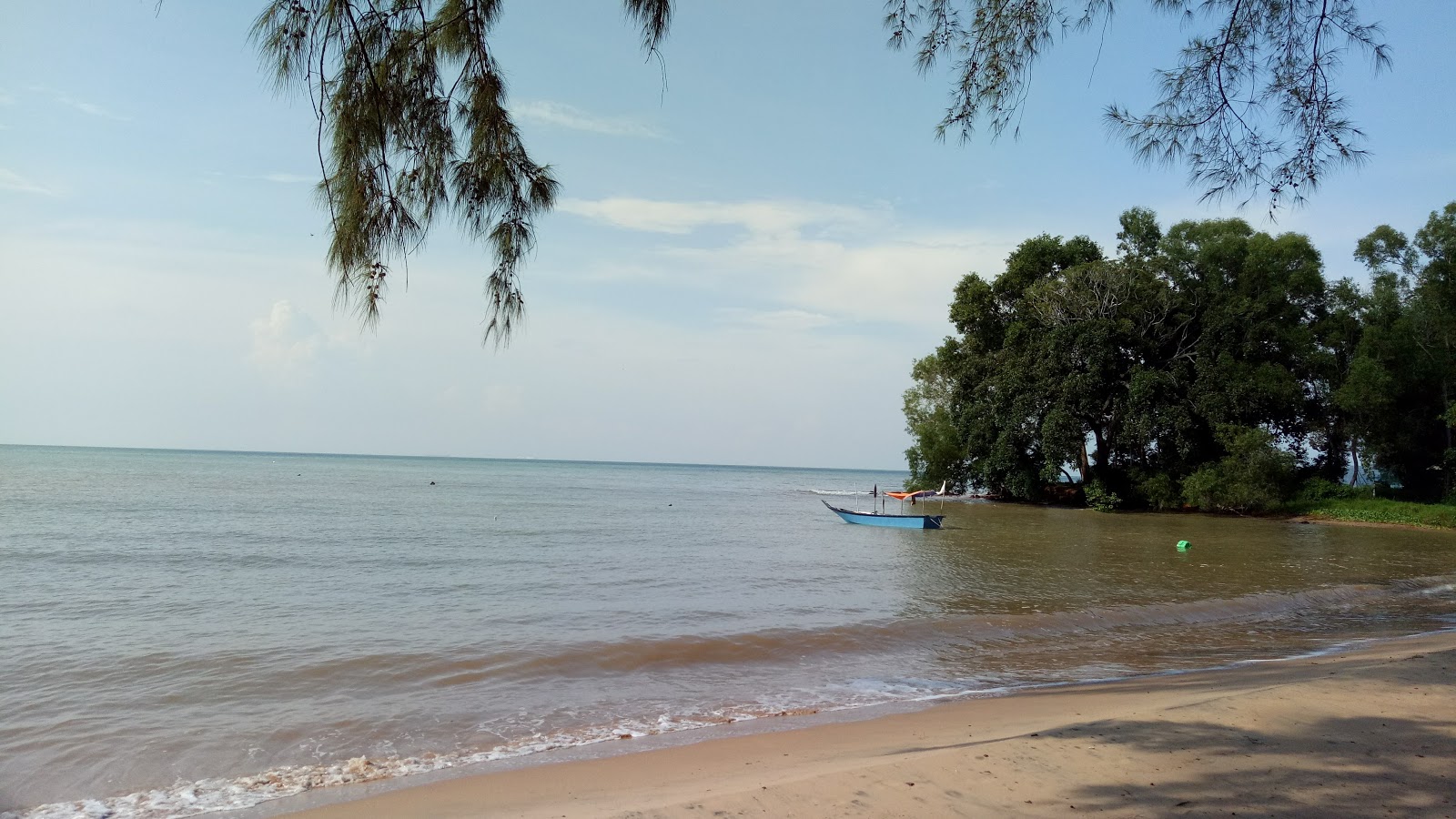 Foto de Telok Pelandok Beach con arena brillante superficie