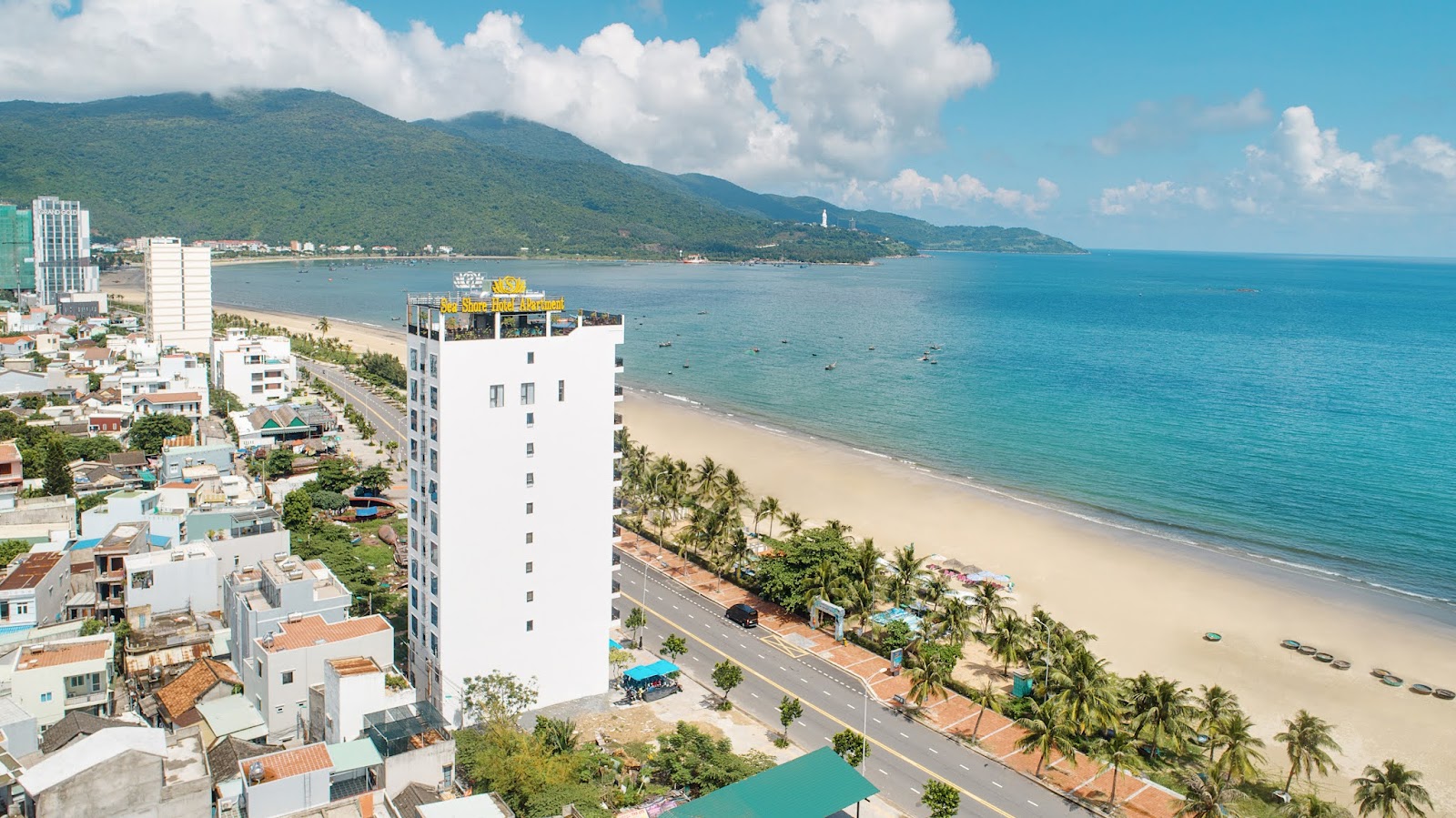 Photo de Man Thai Beach avec l'eau cristalline de surface