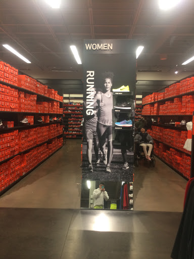 Clothing Store «Nike Factory Store», reviews and photos, 3905 Eagan Outlets Pkwy #200, Eagan, MN 55122, USA