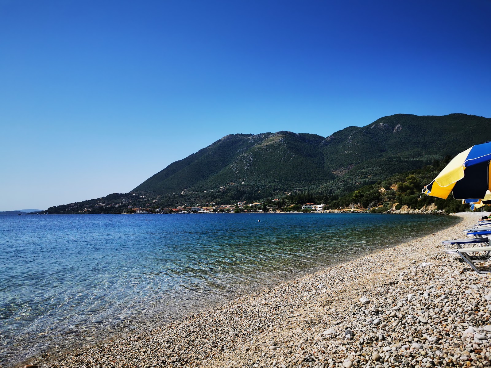 Foto von Nikiana beach mit beiger kiesel Oberfläche