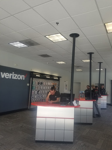 Cell Phone Store «Verizon Authorized Retailer - A Wireless», reviews and photos, 311 River Rd #101, Puyallup, WA 98371, USA