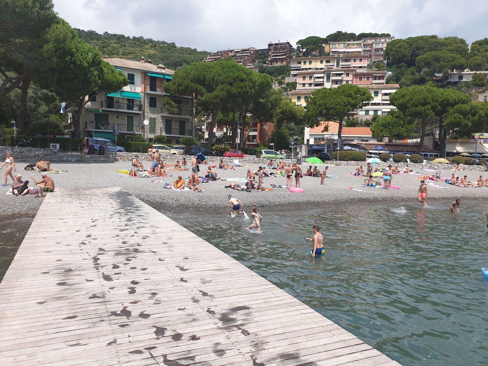 Fotografie cu Olive beach sprijinit de stânci