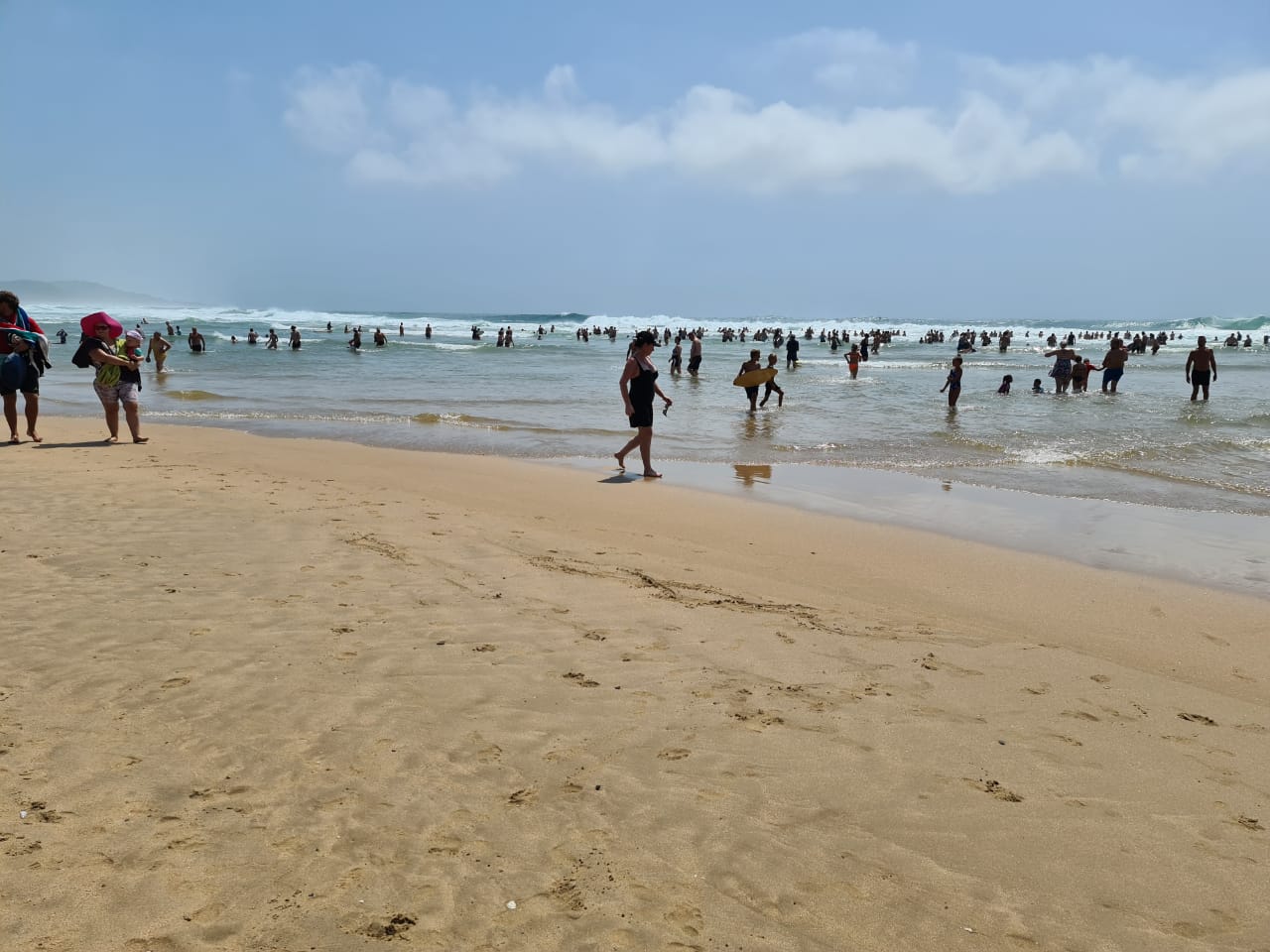 Foto von Happy Wanderers beach mit lange, gerade küste