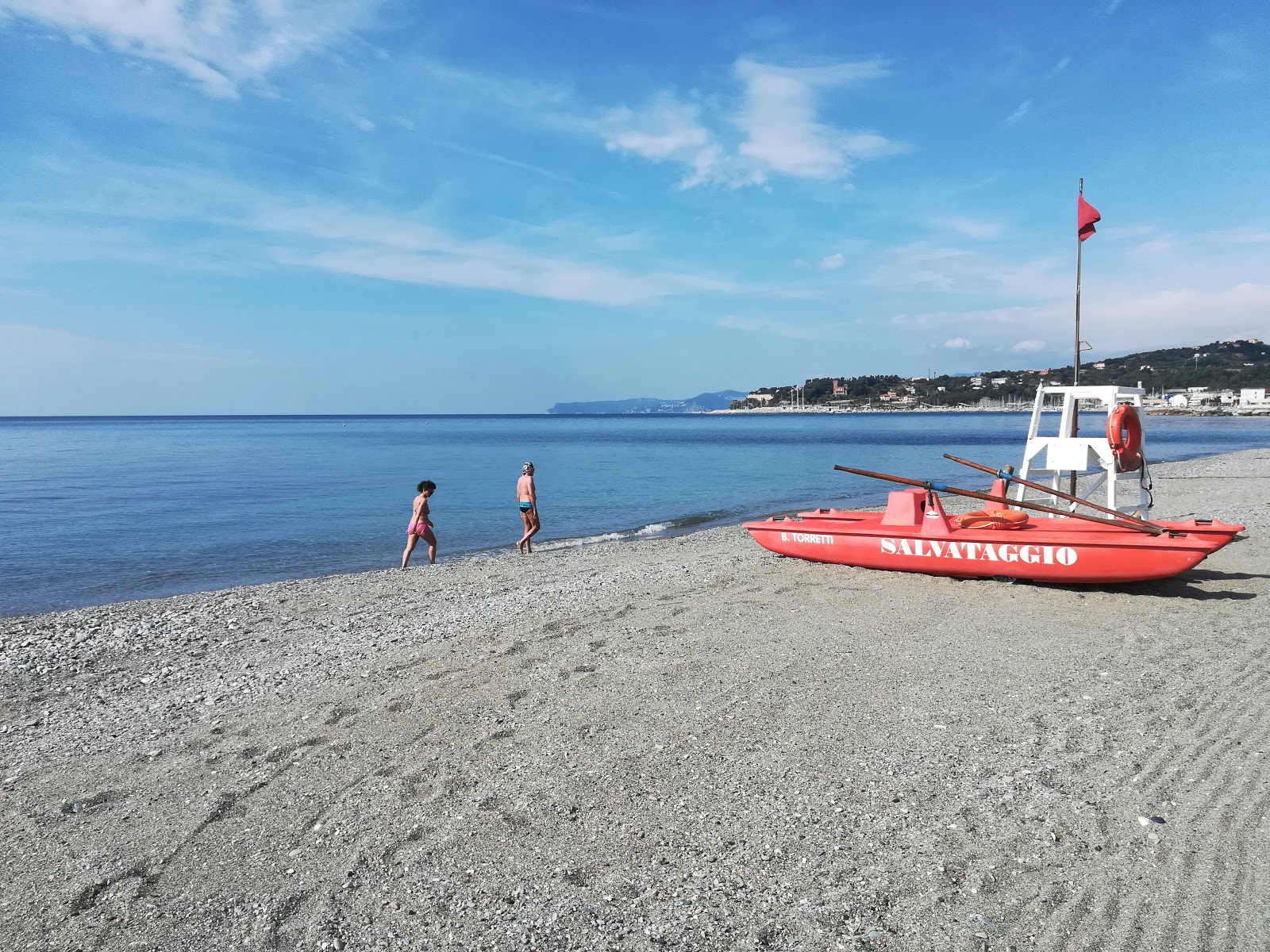 Fotografie cu Spiaggia Varazze sprijinit de stânci