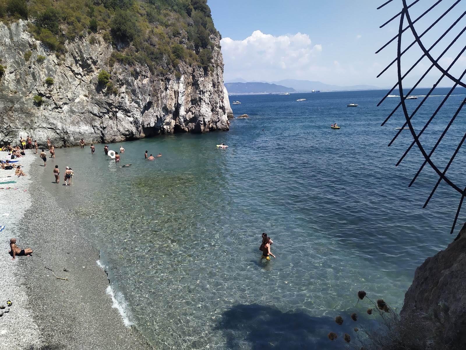 Spiaggia di Sovrano'in fotoğrafı mavi saf su yüzey ile