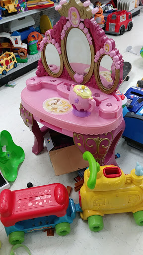 Thrift Store «Goodwill Retail Store of Florissant», reviews and photos, 472 Lindbergh Blvd, Florissant, MO 63031, USA