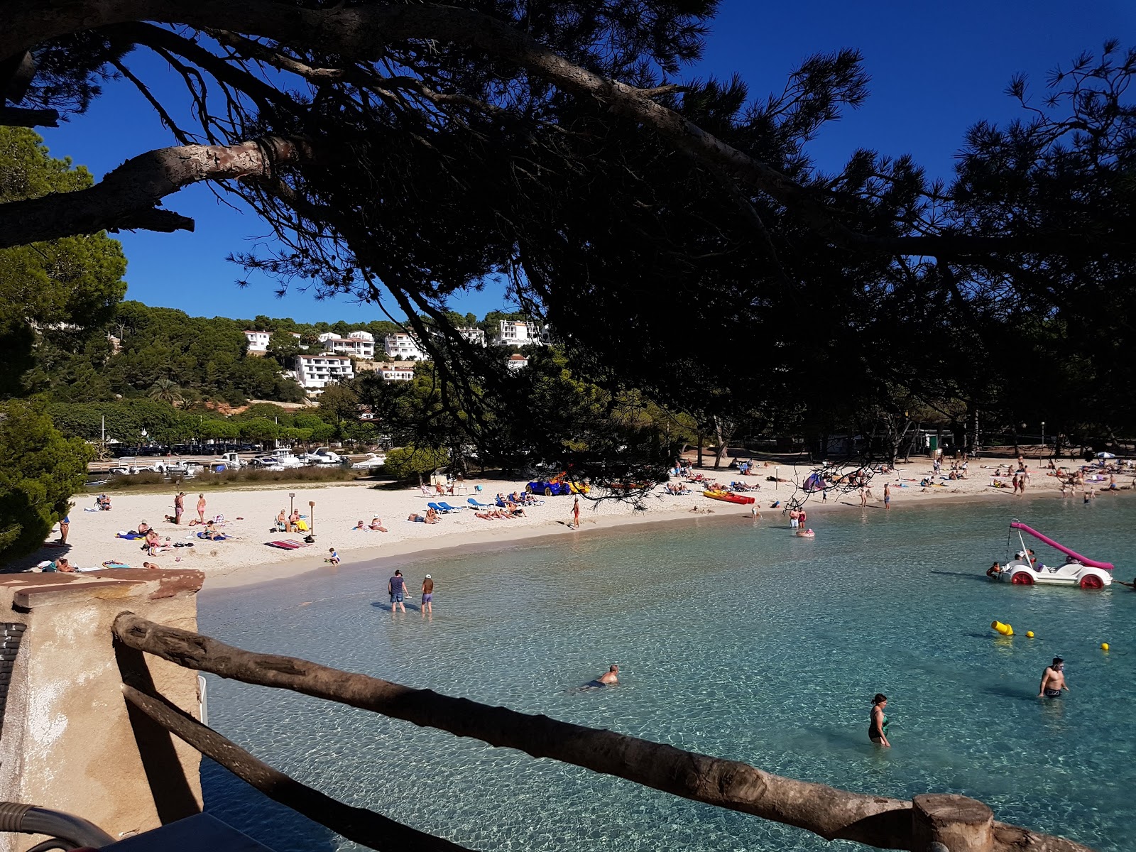 Foto de Praia de Cala Galdana com baía espaçosa