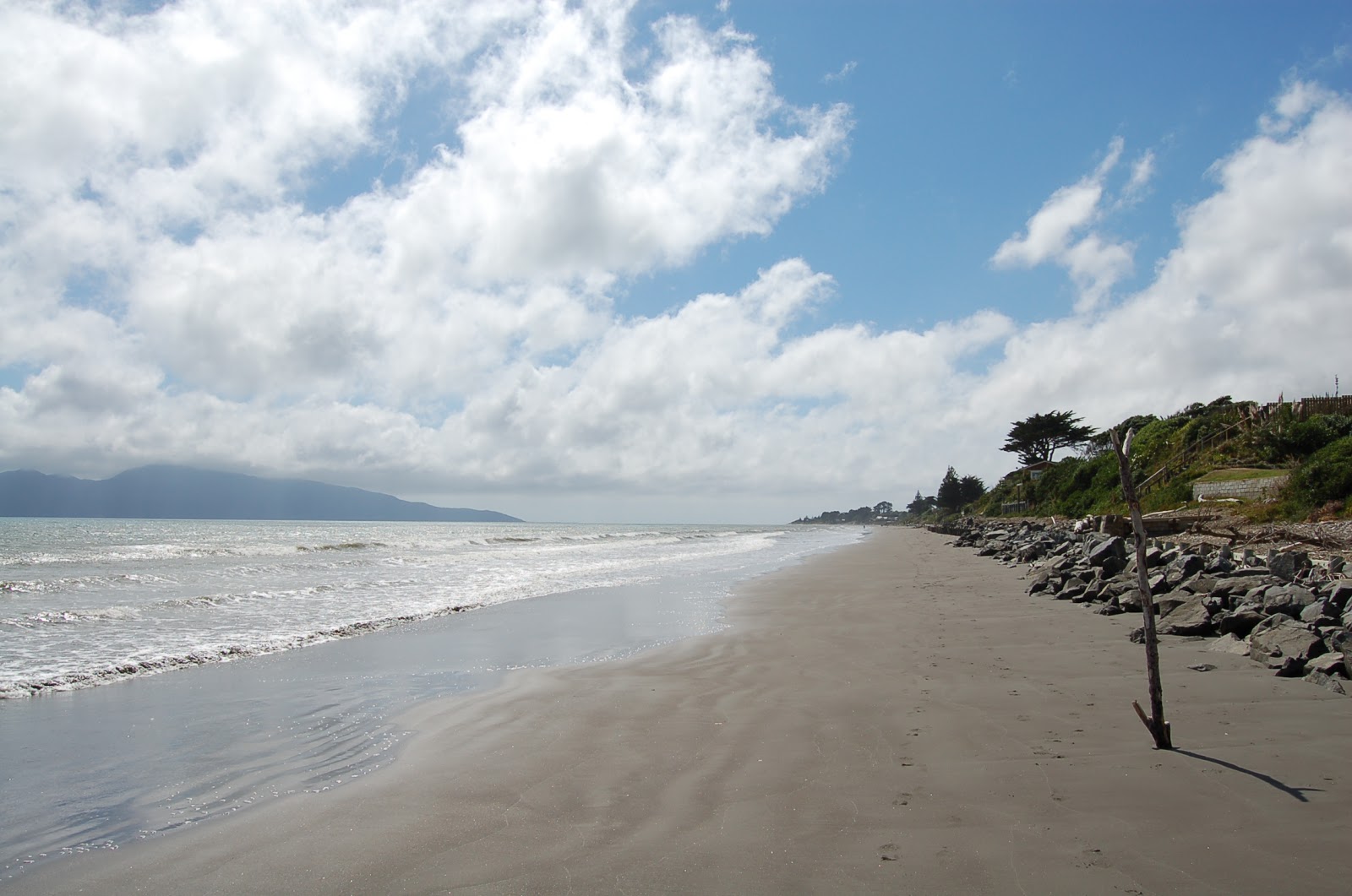 Foto de Raumati Beach con recta y larga