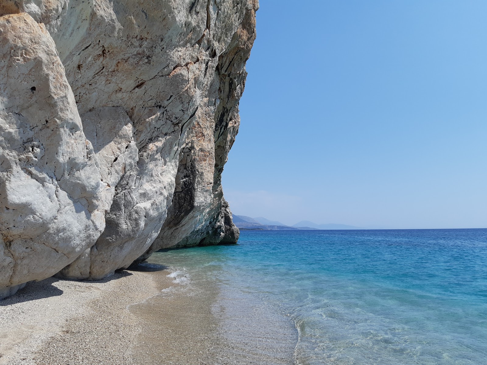 Foto di Spiaggia di Me Shpella sorretto da scogliere