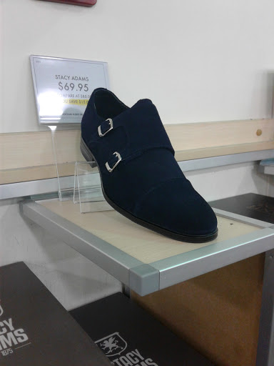 Shoe Store «DSW Designer Shoe Warehouse», reviews and photos, 4039 Richmond Rd, Warrensville Heights, OH 44122, USA