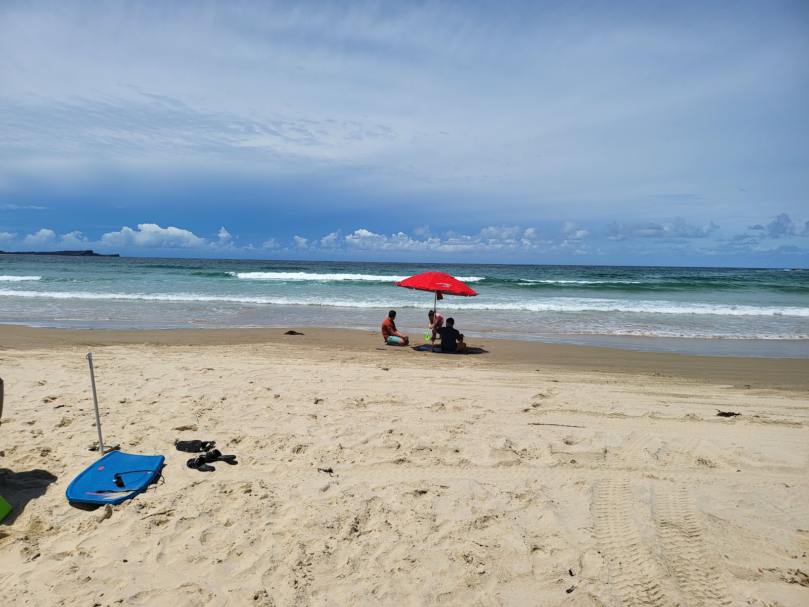 Dunbogan Beach'in fotoğrafı dağlarla çevrili