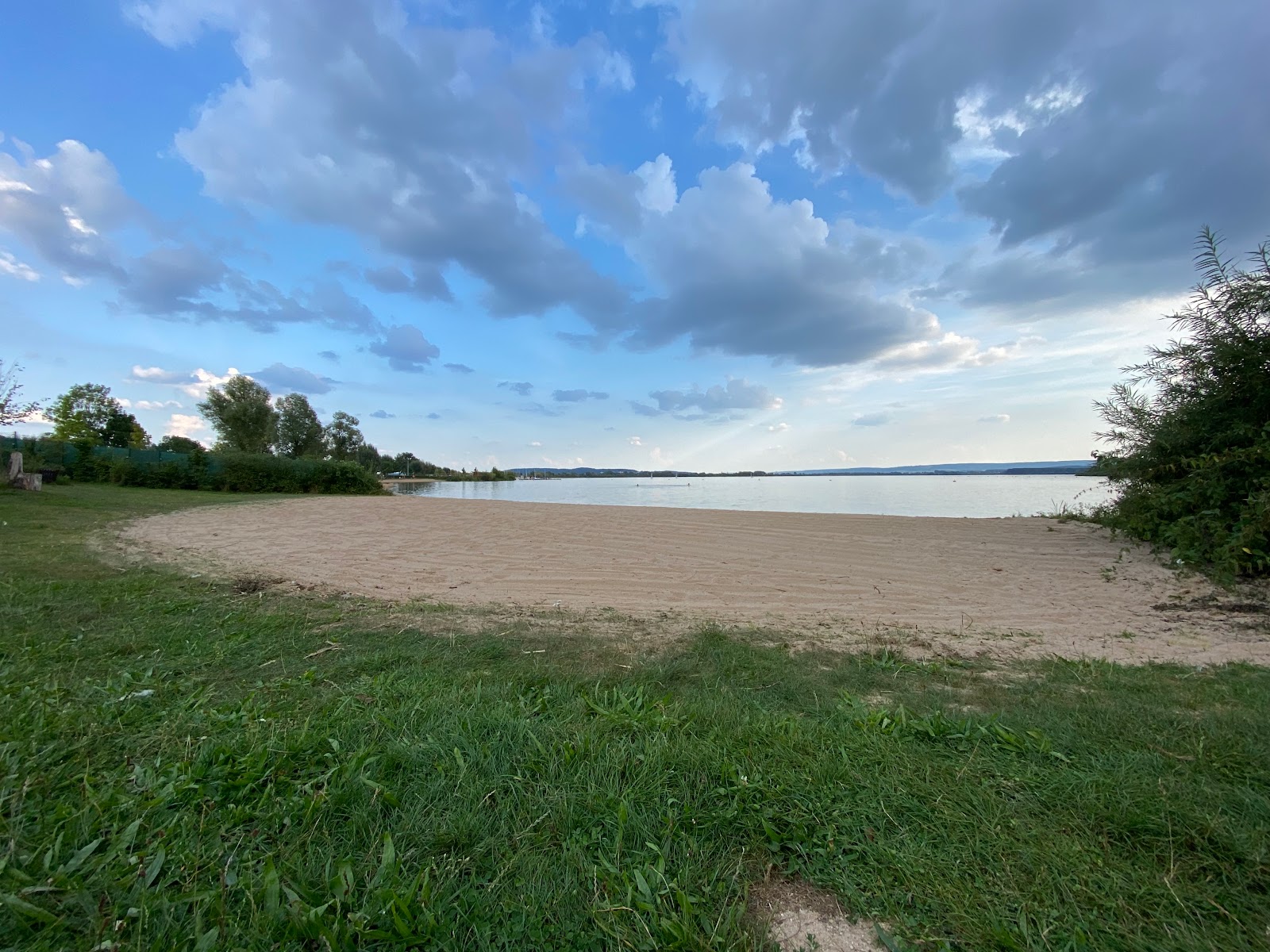 Photo de FKK Strand Muhr am See avec sable lumineux de surface