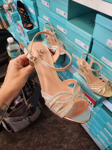 Shoe Store «Shoe Carnival», reviews and photos, 451 E Altamonte Dr, Altamonte Springs, FL 32701, USA