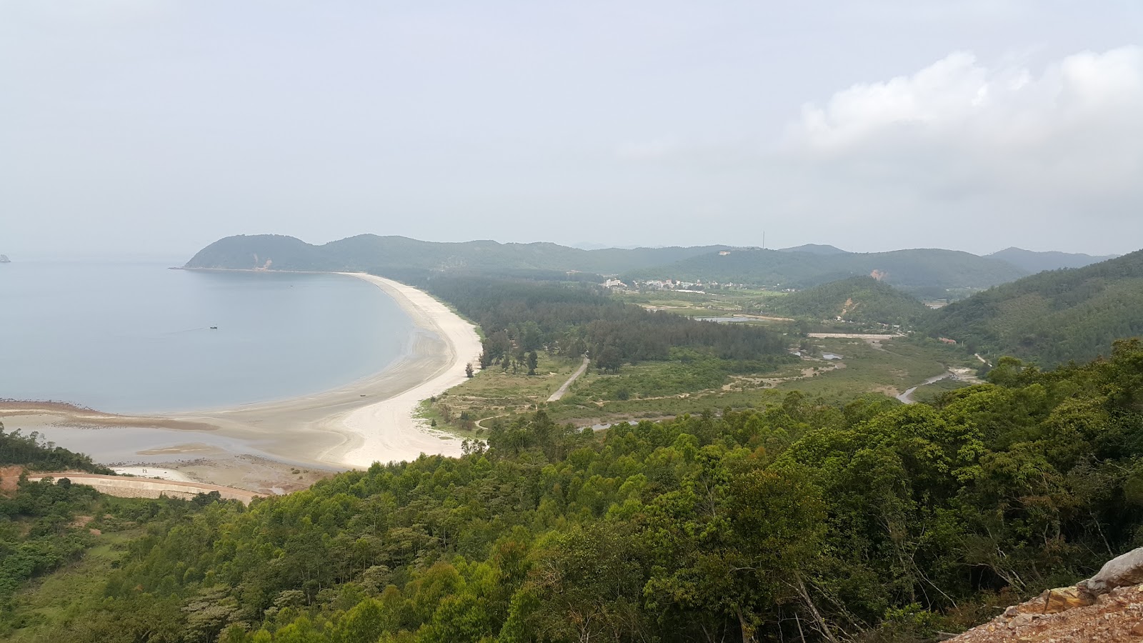 Photo de Ngoc Vung Beach protégé par des falaises