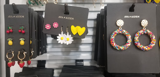 Department Store «Saks OFF 5TH», reviews and photos, 1650 Premium Outlet Blvd #1600, Aurora, IL 60502, USA