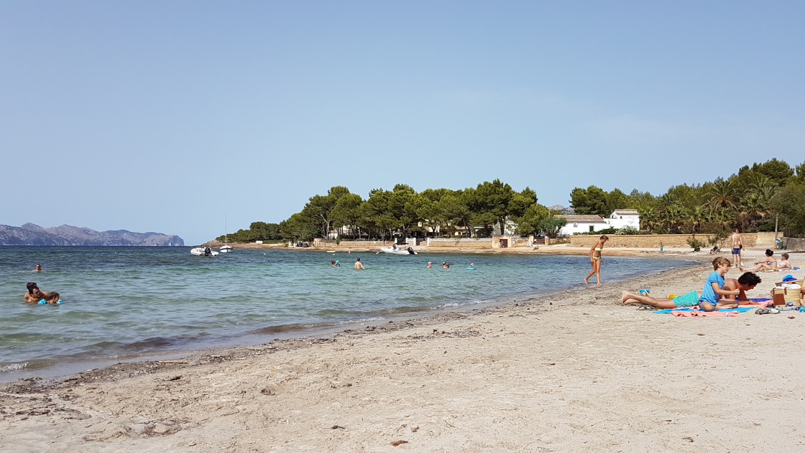 Photo of Platja Es Morer Vermell with bright sand surface