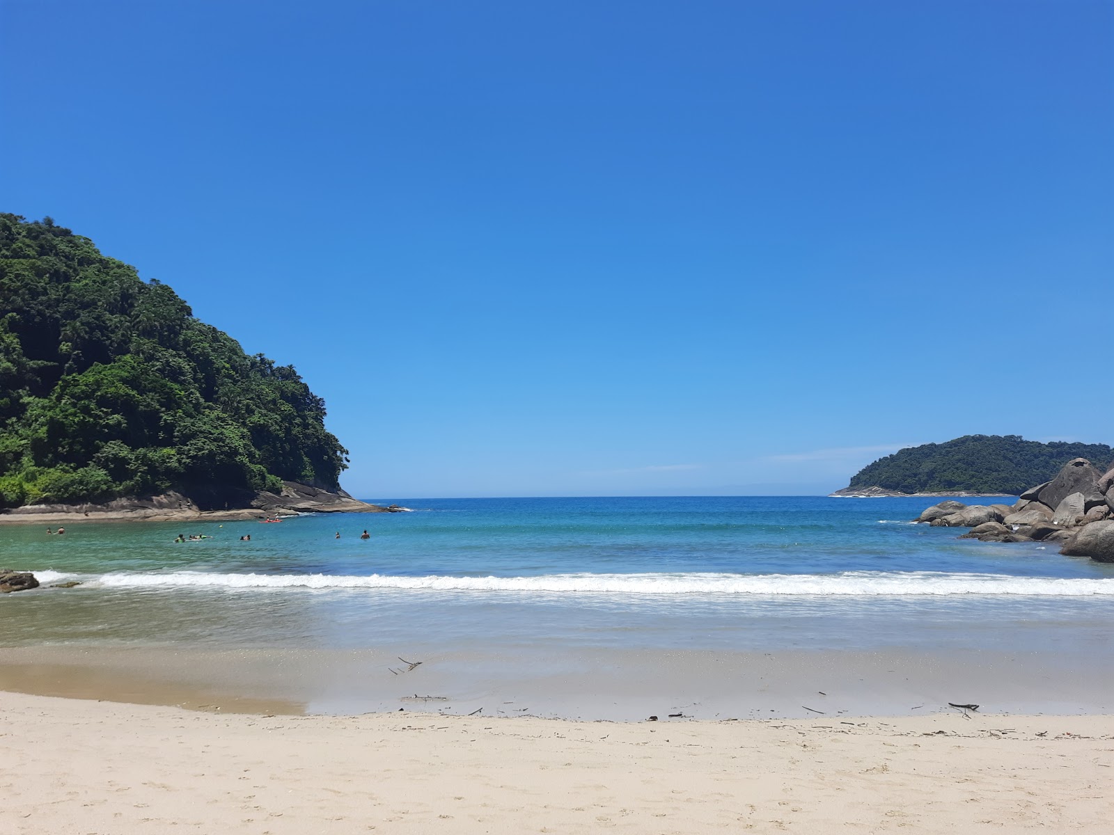 Praia Das Laranjeiras的照片 带有碧绿色纯水表面