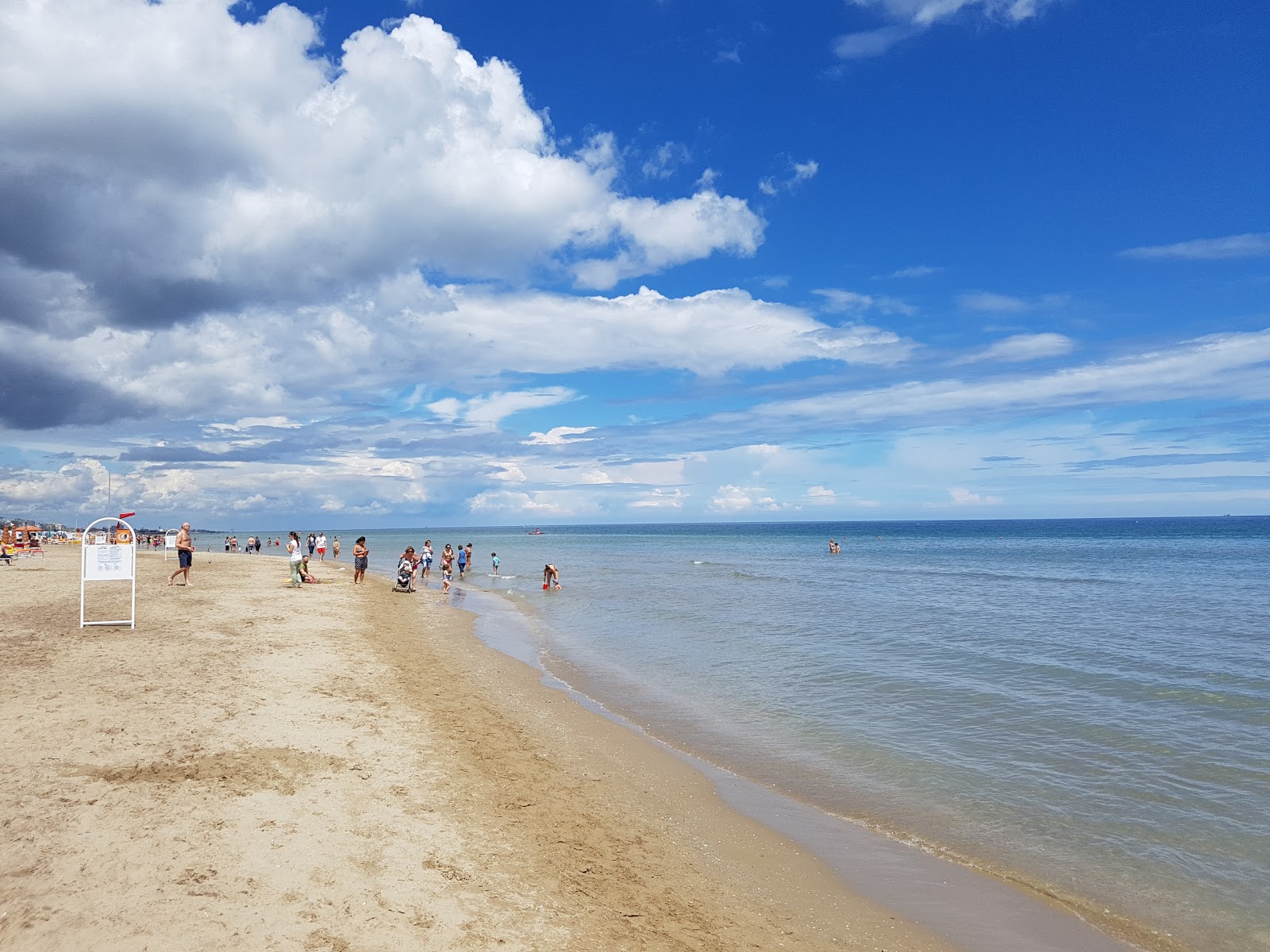 Riccione beach'in fotoğrafı parlak ince kum yüzey ile
