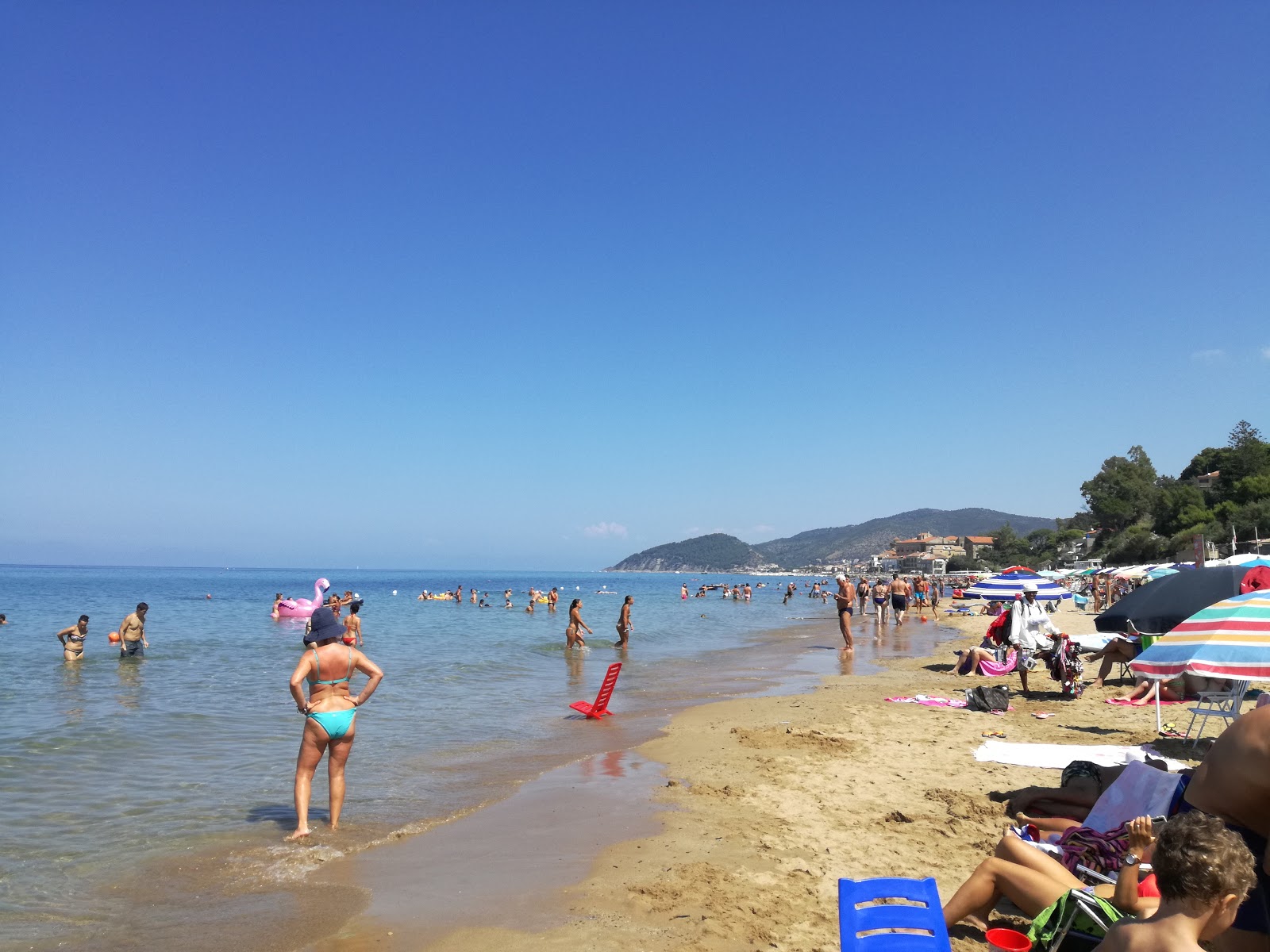 Spiaggia di Castellabate'in fotoğrafı uçurumlarla desteklenmiş